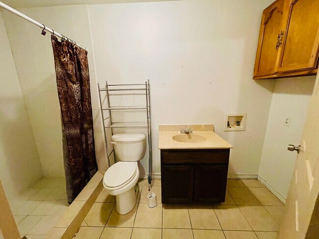 Building Photo - 1503 Chicago St