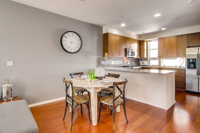 Building Photo - 2 Bedroom Loft Style Townhome Near Microsoft!