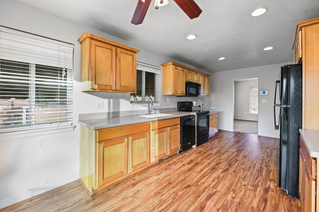 Building Photo - 2576 E Wren Rd