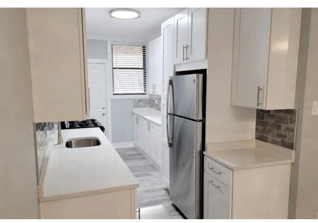 Building Photo - 730 W Roscoe St