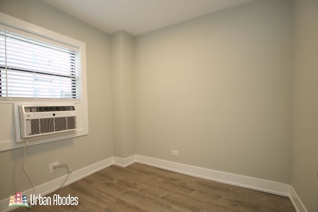 Building Photo - 535 W Belmont Ave