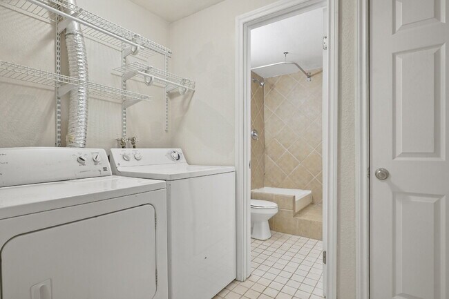 Building Photo - 3 Bedroom Townhome in University Neighborhood