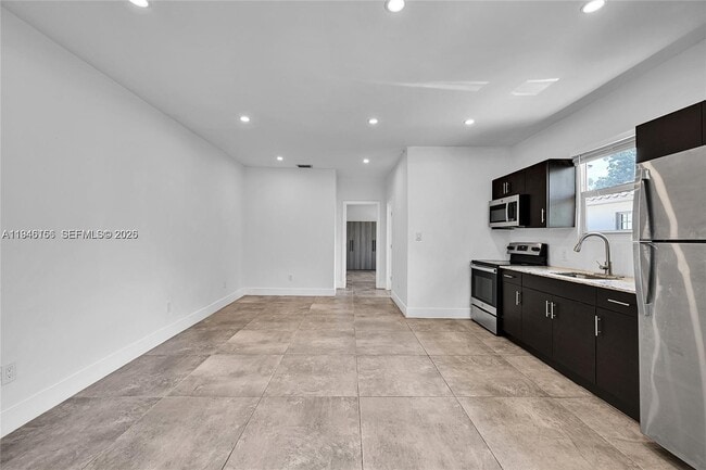 Building Photo - 21 NE 48th St