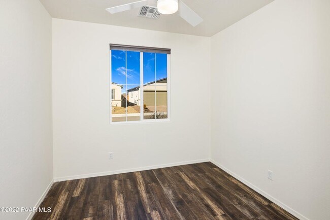 Building Photo - 1385 Warbler Wy