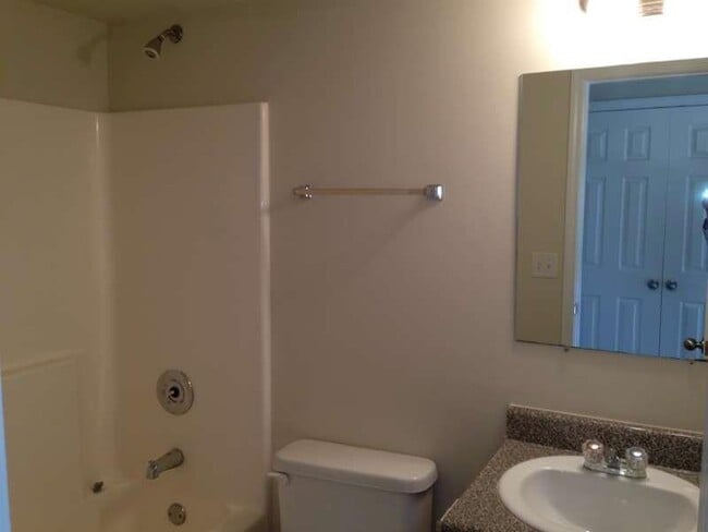 Building Photo - 331 Village Dr