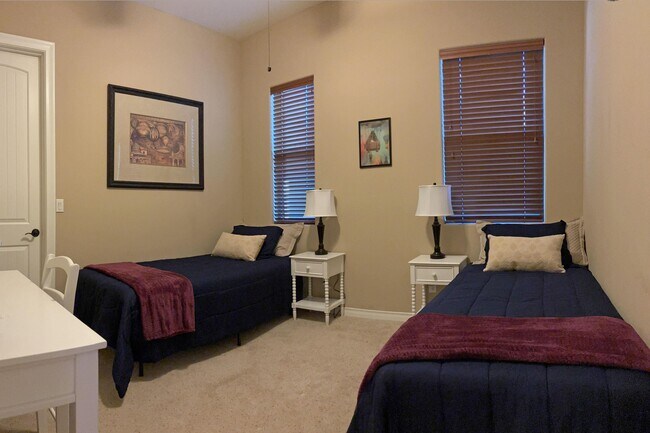 Building Photo - 1704 E Snapdragon Ct