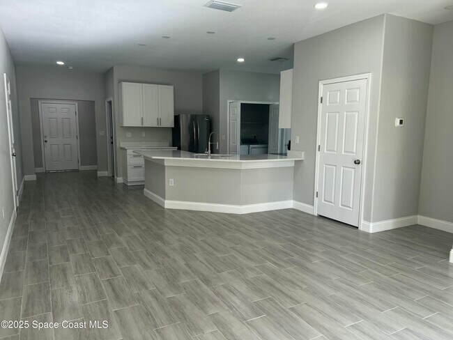Building Photo - 571 San Filippo Dr SE