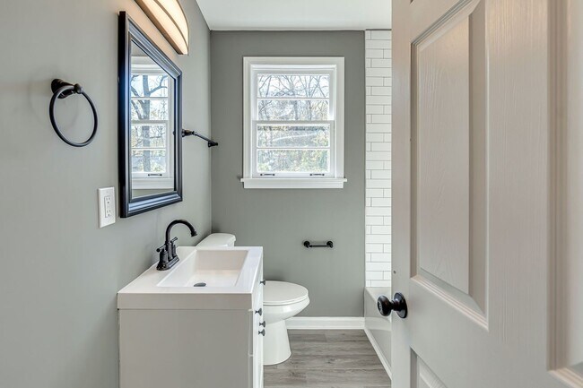 Building Photo - 4 Bedroom Glencliff Home With Garage