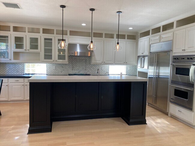 Building Photo - 5 Bed, 5 bath cul-de-sac Executive Home