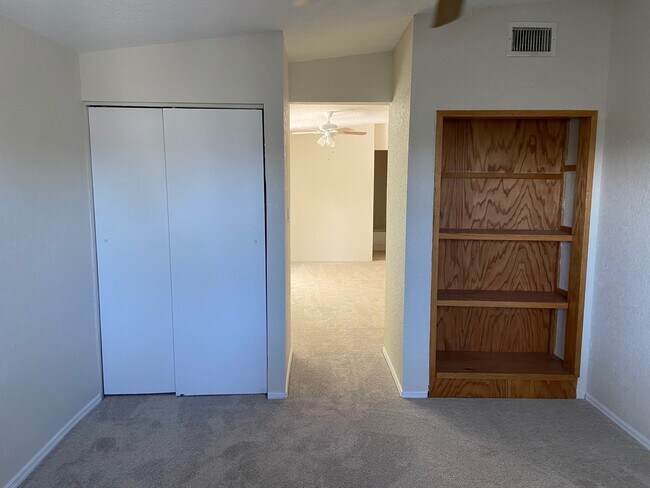 Building Photo - 603 Oakwood Ave
