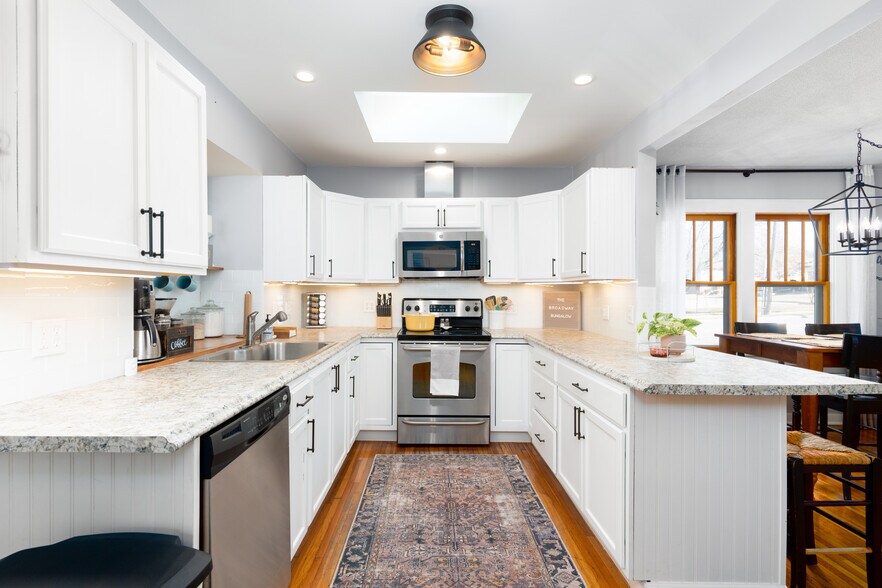 Primary Photo - 1120 W Broadway