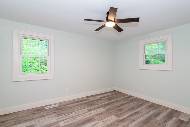 Building Photo - 3 Bedroom 2 Bath beautiful newly remodeled...