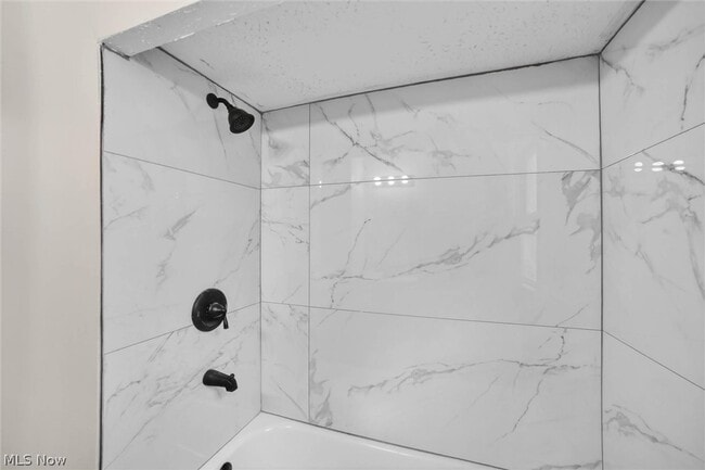 Building Photo - 303 S Green Rd