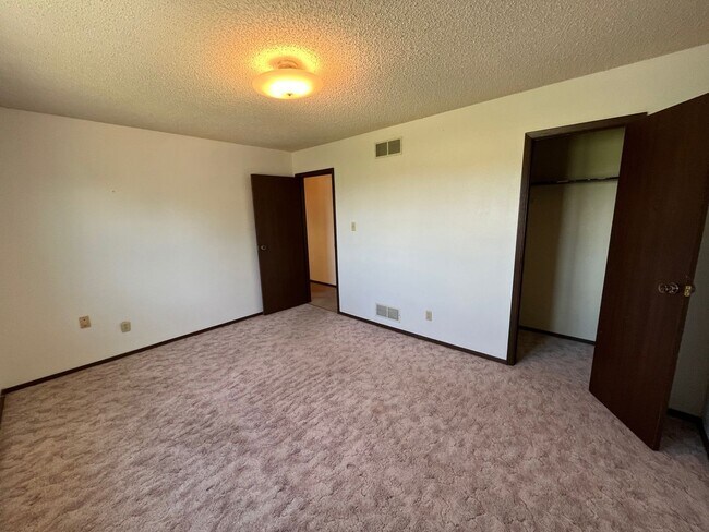 Building Photo - ALL PROSPECTIVE TENANTS MUST SUBMIT A $58 ...