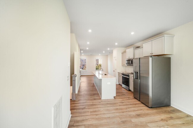 Building Photo - 2BR Townhome w/ 2 En-Suite Baths + Garage in 28208