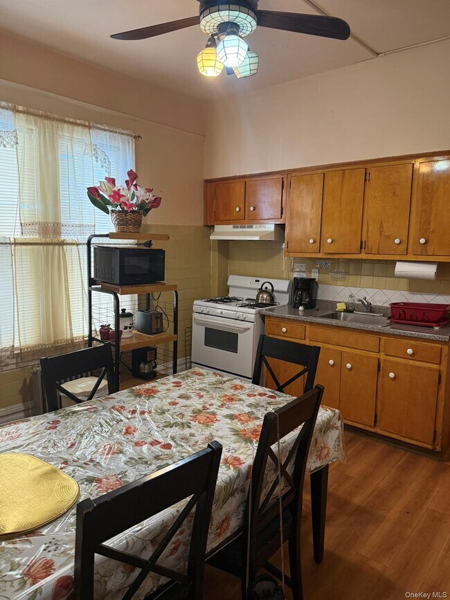 Building Photo - 610 E 26th St