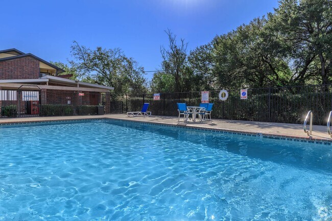 SHIMMERING SWIMMING POOL - Brushy Creek Village