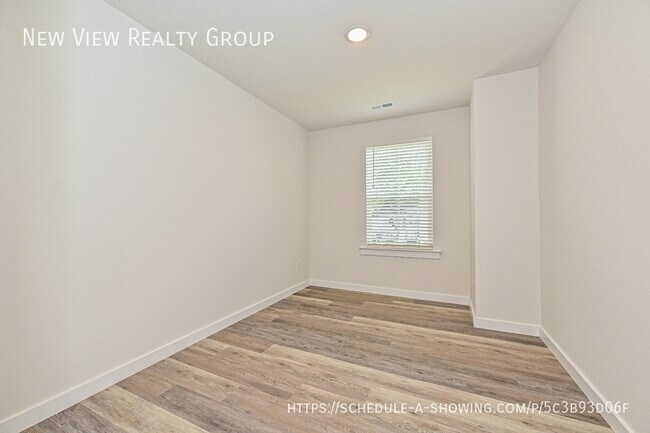 Building Photo - 504 12th Ave NE