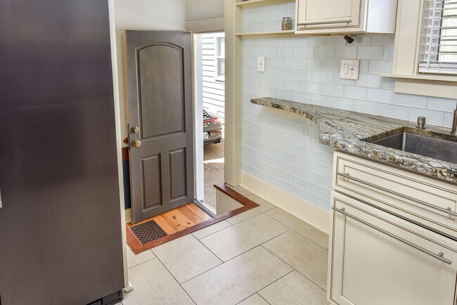 Building Photo - 4 Bedroom 2 Bathroom Home in Salem