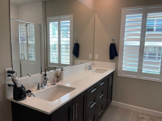 Building Photo - Gorgeous highly upgraded townhome in the b...