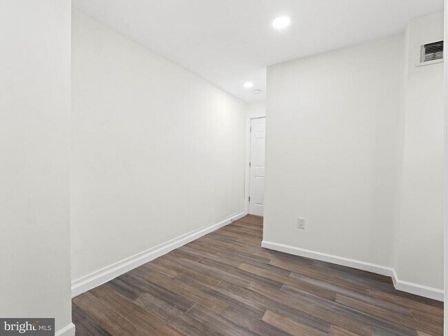 Building Photo - 2443 Nicholas St