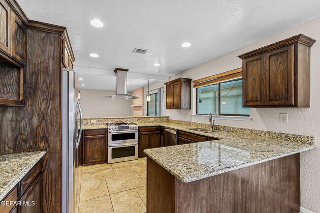 Building Photo - 832 Tepic Dr