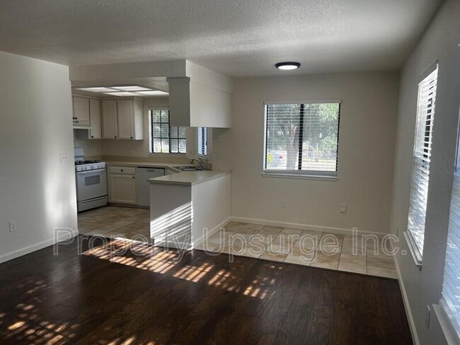 Primary Photo - 122 W 5th St