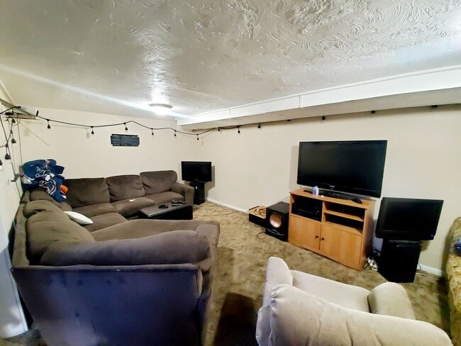 Building Photo - Aug 1st 2026/2027 Pre-leasing Close to 1.5 Blks to CSU & Old Town