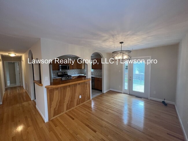 Building Photo - Beautiful Cave Spring Split Level with Bac...
