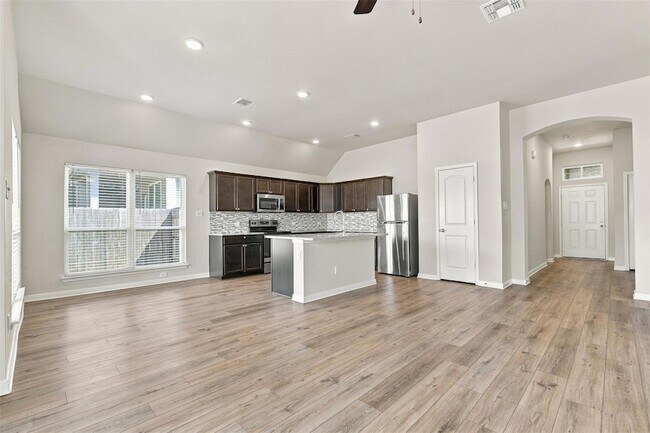 Building Photo - 808 Fallbrook Dr