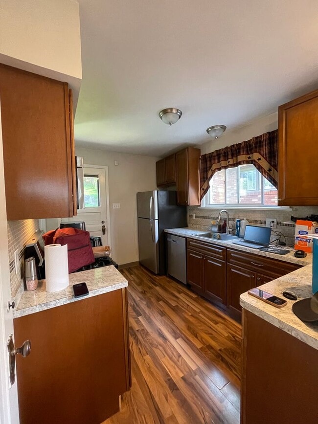 Building Photo - Spacious 3 Bedroom/2 Bathroom Home on Quie...