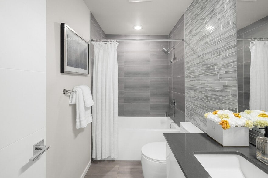 Building Photo - 1816 15th Ave S