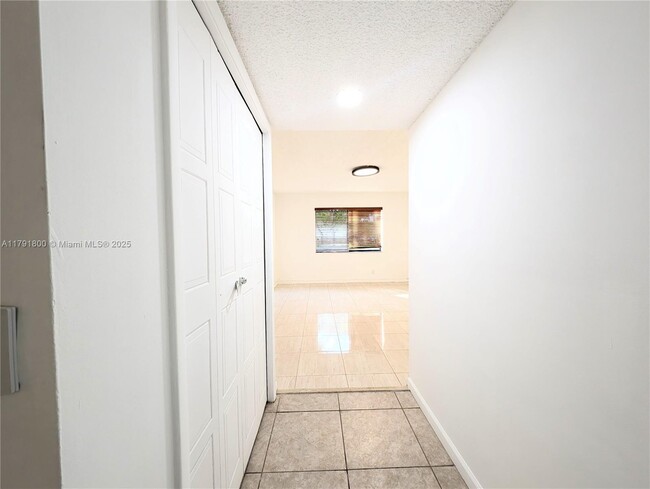Building Photo - 310 Lakeview Dr
