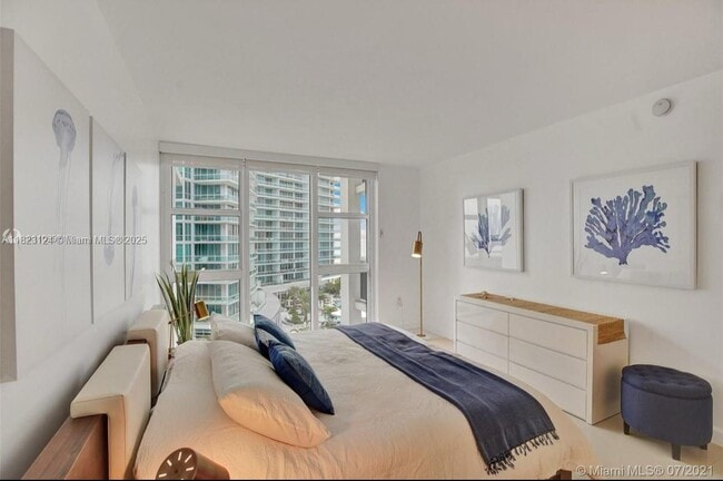 Building Photo - 10275 Collins Ave