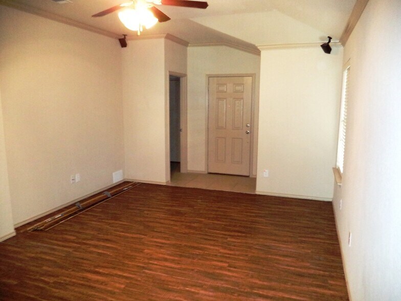Building Photo - 2121 Ingrid Ln