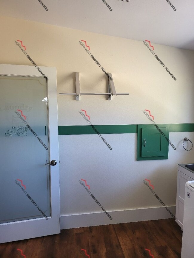 Building Photo - STATUS *AVAILABLE* | R207 | $2095  *** MOVE IN SPECIAL ****