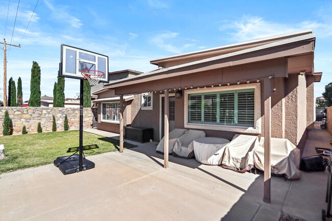 Building Photo - 2037 Shreya St