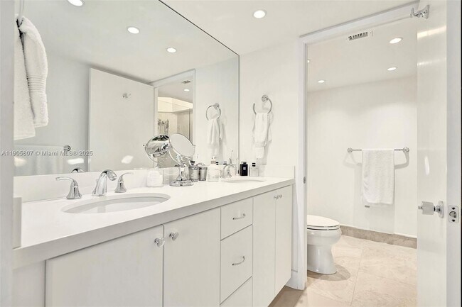 Building Photo - 1901 Brickell Ave