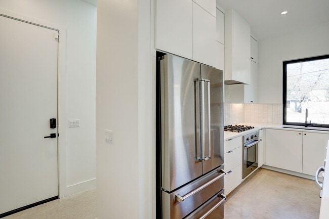 Building Photo - Spacious 3-Bedroom, 2.5-Bath Contemporary ...