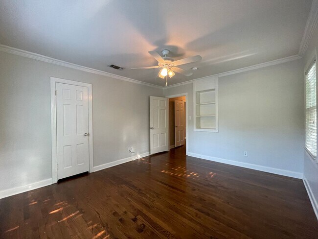 Building Photo - AVAILABLE NOW --3 BEDROOM 2 BATH HOME IN T...
