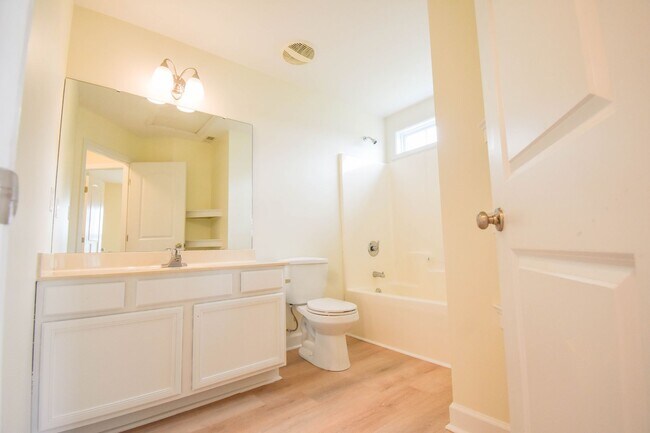 Building Photo - 3 Bedroom 2 Bathroom with Garage