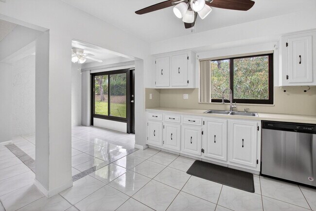 Building Photo - 4944 Equestrian Cir