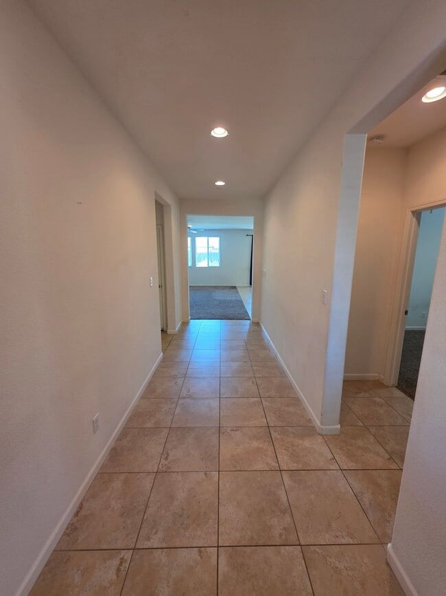 Building Photo - 4337 W Robin Ave