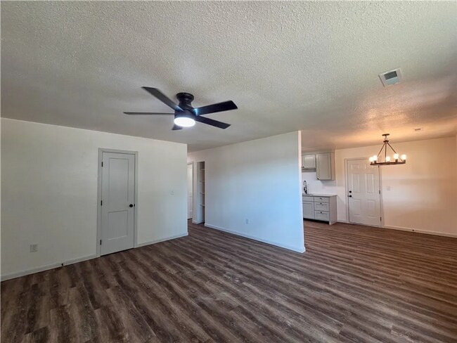Building Photo - 412 W Swallow Cir