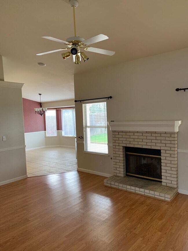 Building Photo - 3 Bedroom 2 Bath