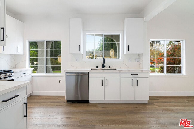 Building Photo - 6686 Drexel Ave