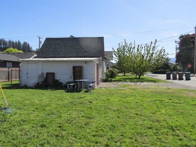 Building Photo - 345 E Hazel Ave
