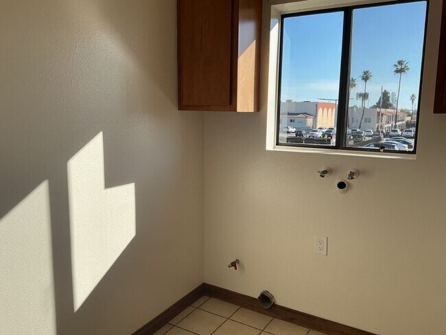 Building Photo - Los Caballeros #301