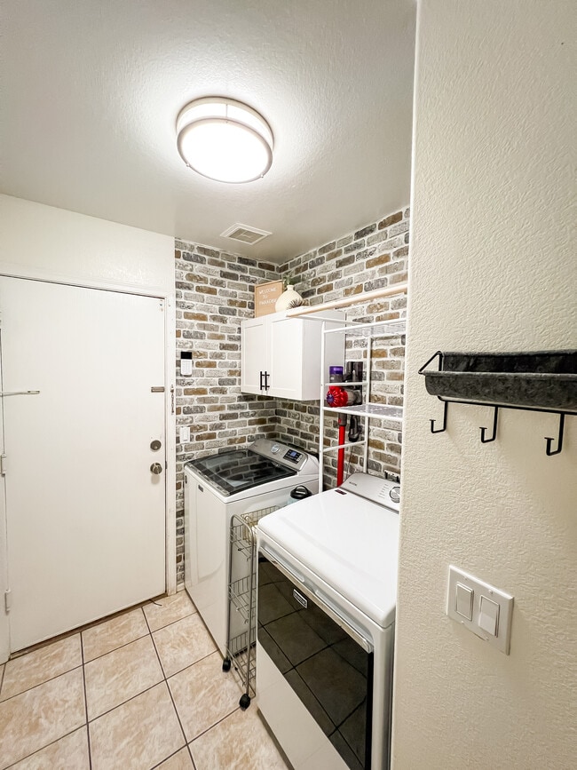 Building Photo - 3915 E Renee Dr