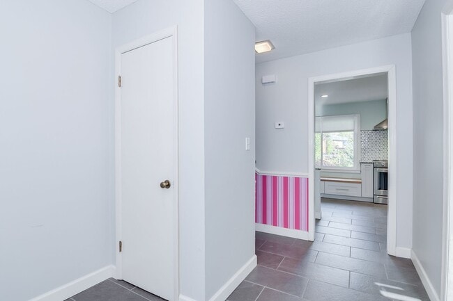 Building Photo - Great Location 4 Bedroom